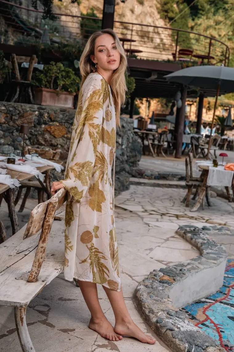 Kimono in seta stampata, sulla terrazza sul mare